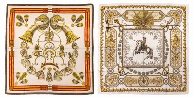 Konvolut 2 Hermes Carrees, Made in France, 100 % Seide, 1 x Ludovicus Magnus, weiß- grundig mit reichem goldf., blauen und beigef.Elementen, sign. ...