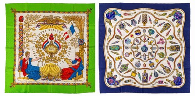 Konvolut 2 HERMES Karree, 100 % Seide, Made inFrance, 1 x "Qu´importe le flacon", Grund cremef. mit bunten Flacons, Rand dunkelblau, 1 x ...