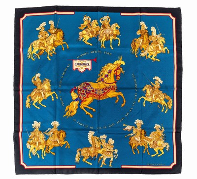 Hermes Karree, "Carrousel", Made in France, 100 % Seide, Grund hellblau, mit goldenen Reitern und Pferden, schwarze Umrandung, Rand ...