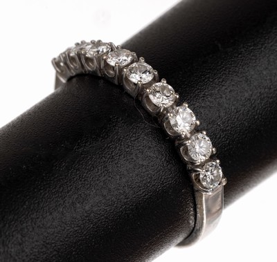 14 kt Gold Brillant-Ring, WG 585/000, 9 Brillanten zus. ca. 0.45 ct Weiß/vs, ca. 1.7 g, RW 54
