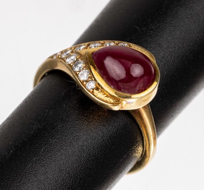 18 kt Gold Rubin-Brillant-Ring, GG 750/000,Rubin-Cabochon in Tropfenform ca. 1.0 ct, Brillanten zus. ca. 0.20 ct Weiß/lr-vs, RW 54, ca. 6.9 g