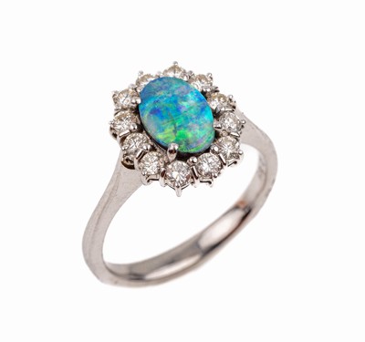 18 kt Gold Opal-Brillant-Ring, WG 750/000, Schwarzopal ca. 1.0 ct, feine Qualität, umgeben von 12 Brillanten zus. ca. 0.60 ct feines ...