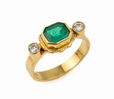 18 kt Gold Smaragd-Brillant-Ring, GG 750/000, Smaragd im Emerald Cut ca. 1.00 ct, 2 Brillanten zus. ca. 0.30 ct Weiß/vvs-vs, RW 55, ca. 6.0 g