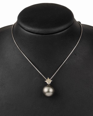 18 kt Gold Perl-Diamant-Anhänger, WG 750/000, große Tahitizuchtperle D ca. 15.7 mm,feine Qual., Diamant im Princess Cut ca. 1.25 ct get./lr-vs, an ...