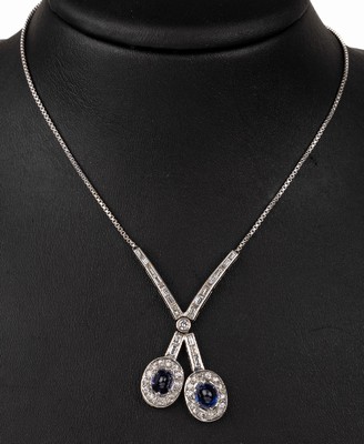 18 kt Gold Saphir-Diamant-Collier, WG 750/000, 2 Saphircabochons zus. ca. 2.0 ct, umgeben von Altschliff-Diamanten und Diamant-Baguettes zus. ca. ...