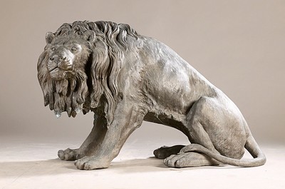 Großer Torlöwe, 20.Jh., Bronze, sitzender Löwe mit eingedrehtem Kopf, schwere Qualität, für den Außenbereich geeignet, Alterssp., ca. 84x135x60 ...