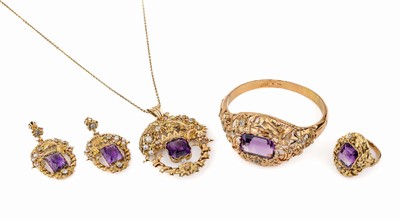 14 kt Gold Amethyst-Diamant-Schmuckset, GG/RG 585/000, Österreich, 1950er Jahre, schöne Handarbeit, florale Gestaltung, durchbrochen gearbeitet, ...