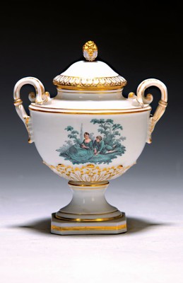 Deckelvase, Meissen, um 1900, 1. Wahl, mit geschwungenen Doppelhenkel, Goldstaffage, Wandung bemalt mit zwei Watteauszenen in Grün, H. ca. 14cm, am ...