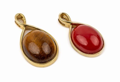 Konvolut 2 x 14 kt Gold Farbsteinanhänger, GG 585/000, 1 x mit einem ovalen Korallencabochon, 1 x mit einem ovalen Tigeraugencabochon, ca. 10.4 g, ...