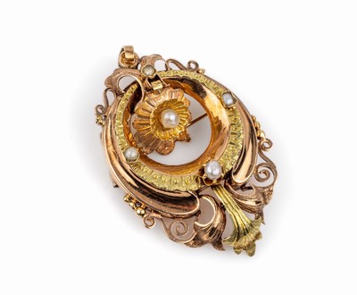 14 kt Gold Anhänger/Brosche, deutsch um 1880, GG/RG 585/000 gepr., reich grav. und punz., mittig mit bewegl. Blüte, kl. Perlchenbesatz, z.T. mit ...