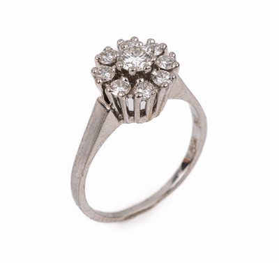 18 kt Gold Brillant-Ring, WG 750/000, 9 Brillanten zus. ca. 0.70 ct Weiß/si, Meistermarke GOLDBAUR, total ca. 4.4 g, RW 53