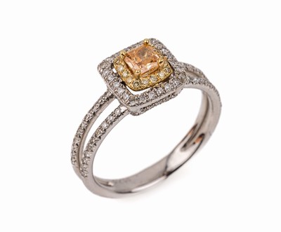 14 kt Gold Diamant-Ring, WG 585/000, Diamant-Karree ca. 0.35 braun-orange/si, umgeben von gelben Brillanten zus. ca. 0.08 ct p 1, Ringschultern und ...
