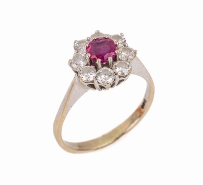 14 kt Gold Rubin-Diamant-Ring, WG 585/000, rundfacett. Rubin ca. 0.28 ct, 8 Brillanten zus. ca. 0.80 ct feines Weiß- Weiß/p 1, total ca. 3.0 g, RW ...