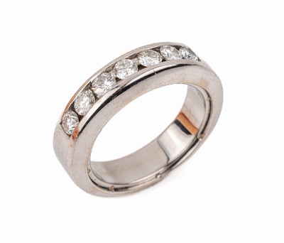 14 kt Gold Brillant-Ring, WG 585/000, 7 Brillanten zus. ca. 0.70 ct feines Weiß-Weiß/ vs, ca. 8.5 g, RW 49