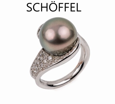 18 kt Gold SCHÖFFEL Brillant-Ring, WG 750/000, graue Tahitizuchtperle, D. ca. 13.3 mm, feine Qual., Brillanten zus. ca. 1.10 ct feines Weiß/vs, ...