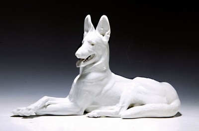 Große Porzellanfigur, Allach, 1940er Jahre, liegender Schäferhund, weiß, Entwurf Theodor Kärner, sign., Blindmarke, Krallenspitze am Vorderlauf ...
