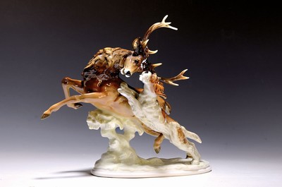 Porzellanfigur, Hutschenreuther Kunstabteilung, Hirsch wird von einem Jagdhund angegriffen, bunt bemalt, dynamische Darstellung, H. ca. 31cm