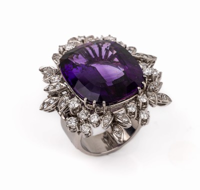 Prunkvoller 18 kt Gold Amethyst Brillant Ring, WG 750/000, facett. Amethyst ca. 30.00 ct, blätterf. Umrandung bes. mit 38 Diamanten zus.ca. 0.38 ct ...