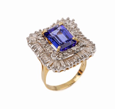 14 kt Gold Diamant-Tansanit-Ring, WG/GG 585/000, mittig facett. Tansanitbaguette ca. 6.12 ct, umgeben von 28 Brillanten und 40 Diamanttrapeze zus. ...