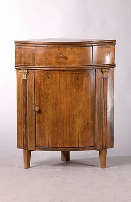 Kleiner Eckschrank, 1810, Nußbaumfurnier, eintüriger Korpus mit einer Schublade, mit vergoldeten Kapitellen, spitze Füße ergänzt, ca. 92 x 72 x ...