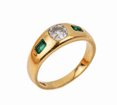 18 kt Gold Smaragd-Diamant-Ring, GG 750/000, wohl England, Altschliffdiamant ca. 0.80 ct Weiß/si, 2 Smaragde im Emerald-Cutzus. ca. 0.20 ct (1 x ...