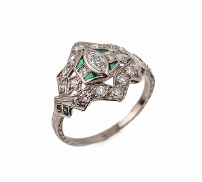 Iridium Platin Art-Deco Diamant-Smaragd-Ring, 1 Diamant-Navette und 18 Diamanten zus. ca.0.51 ct Weiß/si-p, 4 eingeschliffene Smaragde zus. ca. ...