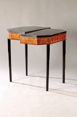 Paar Art-Deco Wandkonsolen, 1. Hälfte 20.Jh. , schwarz lackiert, Furnierbild mit Rautenmuster, 2 Beine dreifach gestuft, 88x81x46 cm, EZ 2