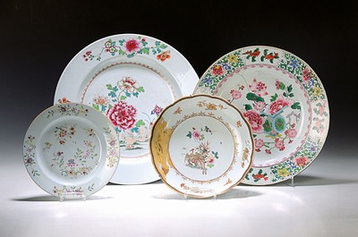 Vier Teller, China, 18. und 19. Jh.,, Porzellan, bunt bemalt, a. Bemalung mit Pfingstrosen, Famille rose, D. ca. 39 cm, wenige Glasurfehler, min. ...