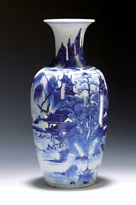 Vase, China, Ende 19. Jh., Gartenlandschaft mit Lehrmeister und Kindern, Fischer und Gebäude, unterglasurblaue Bemalung, Kangxi nianzhi-Marke, H. ...