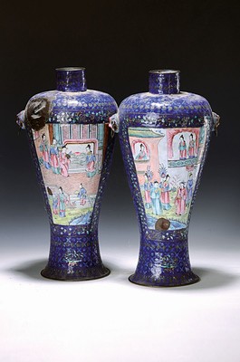 Vasenpaar, China um 1900, Kantonemail, blaugrundig, in zwei Fenstern, figürliche Szenerie, Würdenträger mit Hofstaat, H. ca. 38 cm, beide ...