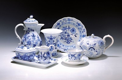 Kaffee- und Teeservice, Meissen, 20.Jh., Dekor Zwiebelmuster, Porzellan, 1. Wahl, Kaffee- und Teekanne, 4 Tassen mit 6 UT, 6 Kuchenteller, 6 ...