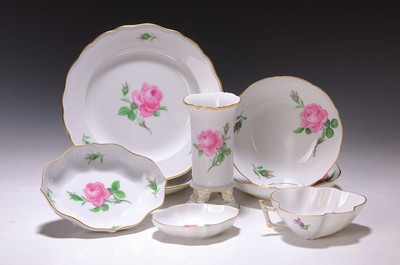 Serviceteile Moosrose, Meissen, 20.Jh., 2. Wahl, Porzellan bunt bemalt, Goldrand, 2 Kaffeetassen mit UT, gr. und kl. Teller, 2 Schalen, Blattschale, ...