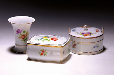 3 Zierobjekte, Hoechst, 2.Hälfte 20.Jh., Porzellan, bunter Umdruckdekor, Blumen, runde und eckige Deckeldose, Väschen, Alterssp.