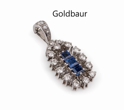 18 kt Gold Saphir-Diamant-Clipanhänger, WG 750/000, 3 Saphircarrees zus. ca. 2.03 ct umgeben von 12 Diamanten zus. ca. 1.30 ct feines ...