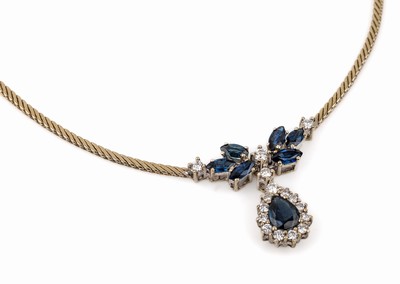 14 kt Gold Saphir-Diamant-Collier, WG 585/000, 1 bewegl. facett. Saphirtropfen ca. 1.00 ct, umgeben von 12 Diamanten zus. ca. ct 0.36 ct Weiß/si, 6 ...