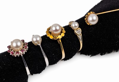 14 kt Gold Konvolut mit Zuchtperlen, GG und WG 585/000, z.T. kl. Diamantbesatz, bzw. kl. Rubinbesatz, 4 Ringe, RW 54/56 und 1 Krawattennadel, total ...