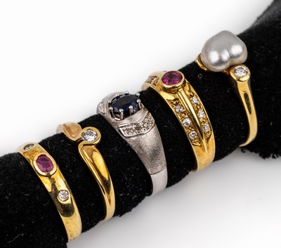 Konvolut 5 14 kt Gold Ringe, GG und WG 585/000, versch. Besatz mit Brillanten, Saphir, Rubinen und Perle, reichhaltig, RW 54/55, total ca. 16 g
