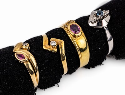 Konvolut 4 14 kt Gold Ringe, GG und WG 585/000, Farbstein- und Diamantbesatz, total ca. 9.6 g, RW 55/56