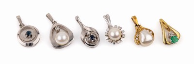 Konvolut 6 14 kt Gold Anhänger, GG und WG 585/000, bes. mit Diamanten, Smaragd, Saphirenund Zuchtperlen, ca. 8.7 g, 1 Stein fehlt
