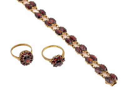 8 kt Gold Granat Armband und 2 Ringe, GG 333/000, L ca. 18.5 cm, Kastenschloß mit Sicherheitsacht, RW 54 und 55, total ca. 20.6 g
