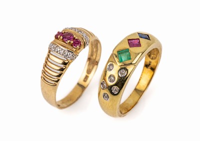 Konvolut 2 14 kt Gold Ringe, GG 585/000, 1 x Rubin-, Saphir- und Smaragd- Karree, Diam.-bes. zus. ca.0.06 ct Weiß/si, RW 54, 1 x 3 kl. Rubine, kl. ...