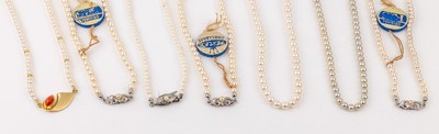 Konvolut 5 Zuchtperlenketten und 2 Zuchtperlenstränge, Schließen 4 x Silber, 1x 14 kt Gold, GG 585/000, Durchm. ca. 3 - 5 mm