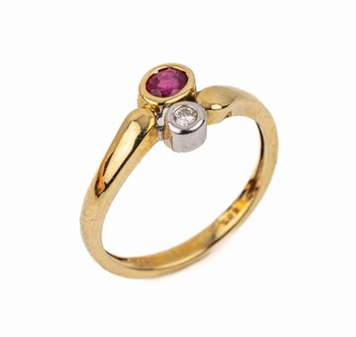 14 kt Gold Rubin Diamant Ring, GG/WG 585/000, 1 Brillant in WG gefasst ca. 0.04 ct Weiß/si, 1 ovalfacett. Rubin ca. 0.10 ct, total ca. 2.3 g, RW 54