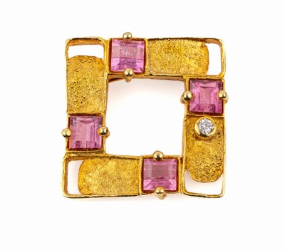 14 kt Gold Turmalin Brillant Brosche, GG 585/000, 4 Rubelith-Carrees, 1 Brill. ca. 0.02 ct Weiß/si, total ca. 4.3 g, ca. 1.9 x 1.9 cm