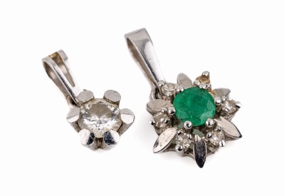 Konvolut 2 14 kt Gold Anhänger: 1 x WG 585/000, rundfacett. Smaragd ca. 0.15 ct, 6 8/8-Diam. zus. ca. 0.12 ct Weiß/si; 1 x WG 585/000, 1 Brill. ...