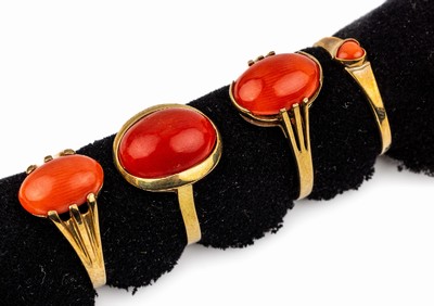 Konvolut 4 8 kt Gold Ringe mit Koralle, jeweils mit 1 Korallen-Cabochon, z.T. gute Farbe, total ca. 9.5 g,, RW 54/55/58, Versand nur innerhalb der EU