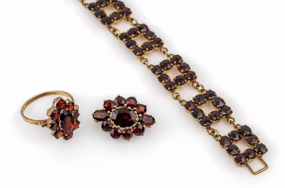 8 kt Gold Konvolut Granatschmuck: GG 333/000, best. aus: Armband mit quadratischen Glieder, Brosche und Ring, total ca. 23.6 g, L. ca. 18,5 cm, RW ...