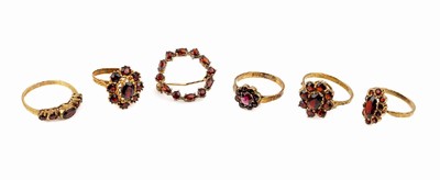 8 kt Gold Konvolut Granatschmuck, GG 333/000, 5 Ringe und 1 Brosche, total ca. 14.4 g, RW 49/53/55/56