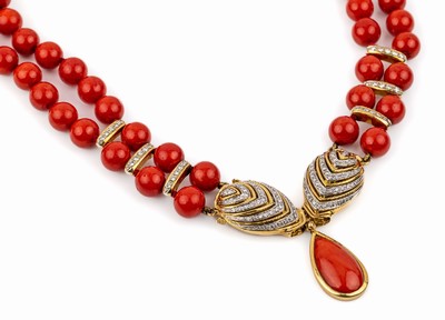 18 kt Gold Korall-Diamant-Collier, GG 585/000, 2-rhg., 81 Korallen D. ca. 8.4-9 mm, z.T. rissig, feine "Moro"-Qualität, 100 Brillanten u. ...