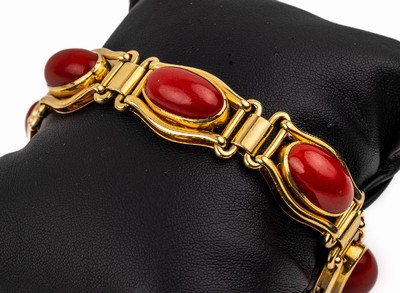 18 kt Gold Korall-Armband, GG 750/000, feine "Moro"-Qualität, 6 ovale Korallen- cabochons, L. ca. 19.5 cm, Kastenschloss mit ...